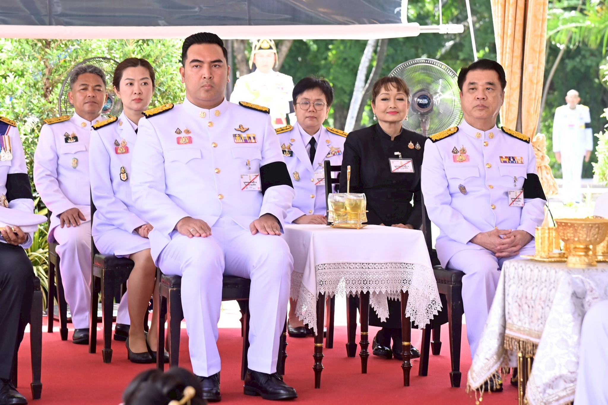 title - ปลัดเกษตรฯ ผู้ทำหน้าที่พระยาแรกนา พร้อมด้วยเทพีคู่หาบทอง และเทพีคู่หาบเงิน ประกอบพิธีหว่านเมล็ดพันธุ์ข้าวในแปลงนาทดลอง